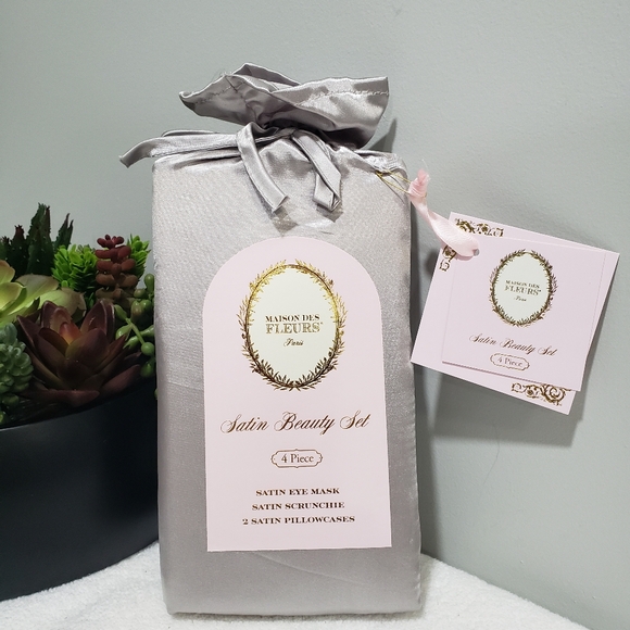 4 pc Satin Sleep Set in Grey includes: 2 Pillowcases 1 Eye Mask 1 Hair Scrunchie - Picture 1 of 4